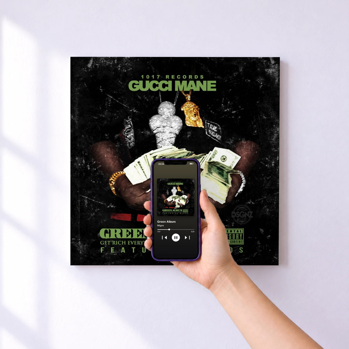Affiche connectée Green Album de Migos au mur : l'album se lance en approchant le téléphone