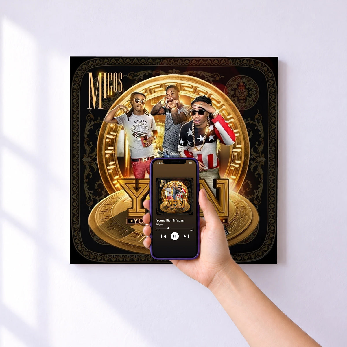 Affiche connectée Young Rich N*ggas de Migos au mur : l'album se lance en approchant le téléphone
