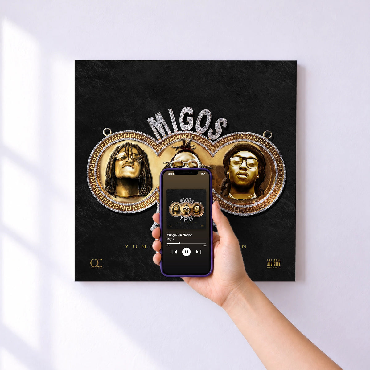 Affiche connectée Yung Rich Nation de Migos au mur : l'album se lance en approchant le téléphone