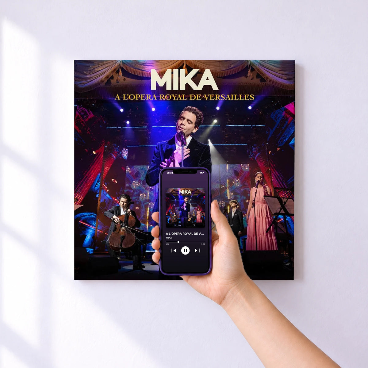 Affiche connectée A L’OPERA ROYAL DE VERSAILLES (Live) de MIKA au mur : l'album se lance en approchant le téléphone