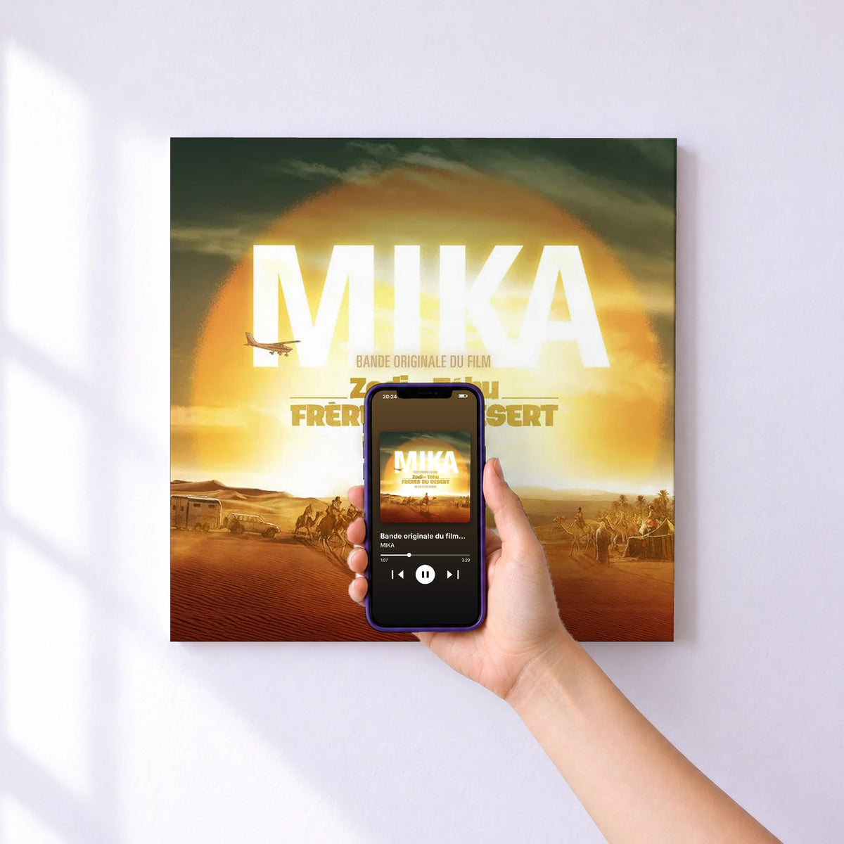 Affiche connectée Bande originale du film Zodi et Téhu, frères du désert de MIKA au mur : l'album se lance en approchant le téléphone