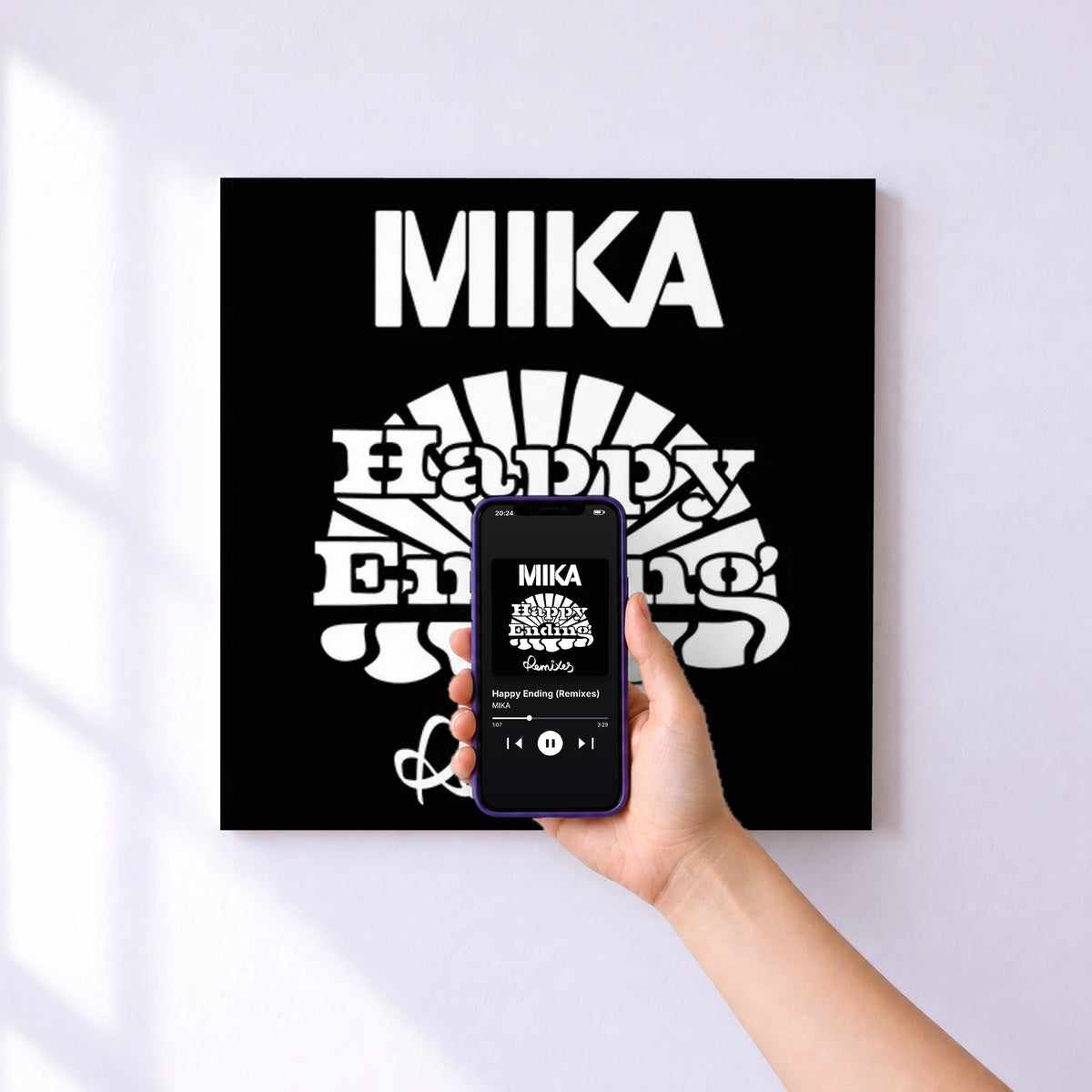 Affiche connectée Happy Ending (Remixes) de MIKA au mur : l'album se lance en approchant le téléphone