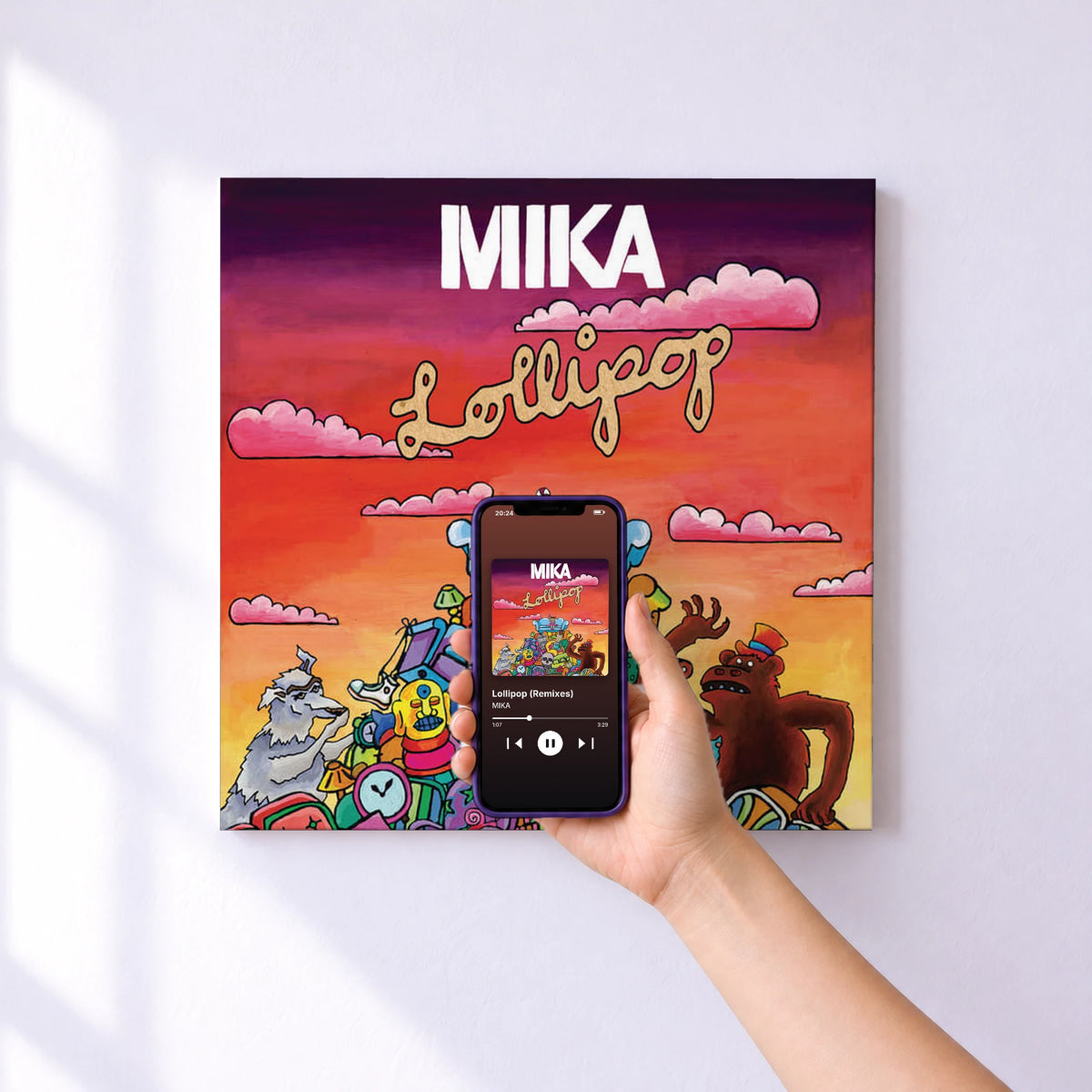 Affiche connectée Lollipop (Remixes) de MIKA au mur : l'album se lance en approchant le téléphone
