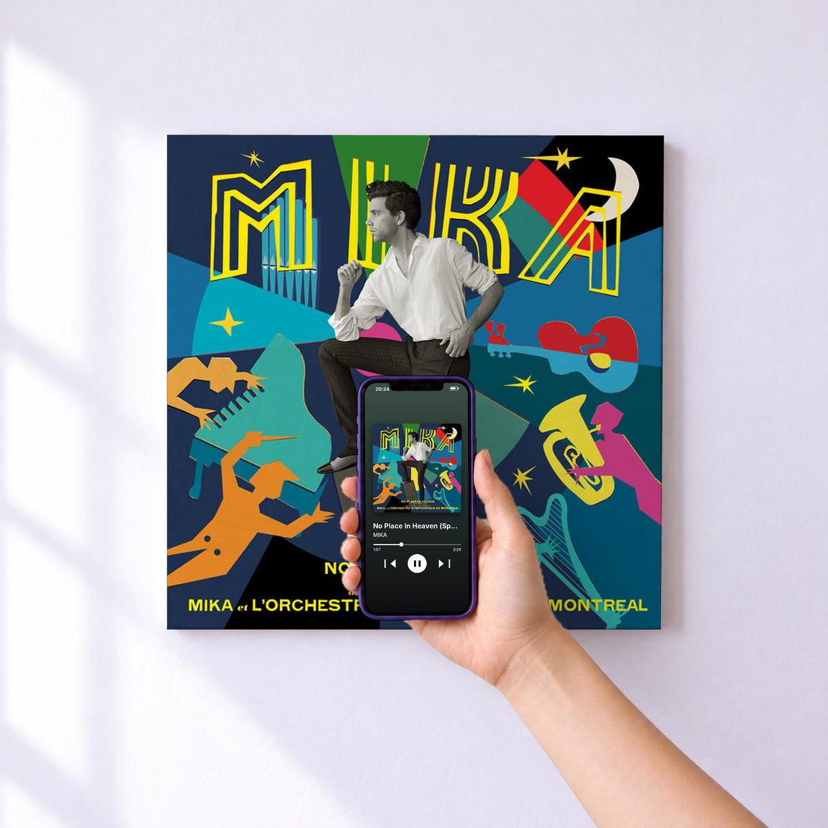 Affiche connectée No Place In Heaven (Special Edition) de MIKA au mur : l'album se lance en approchant le téléphone