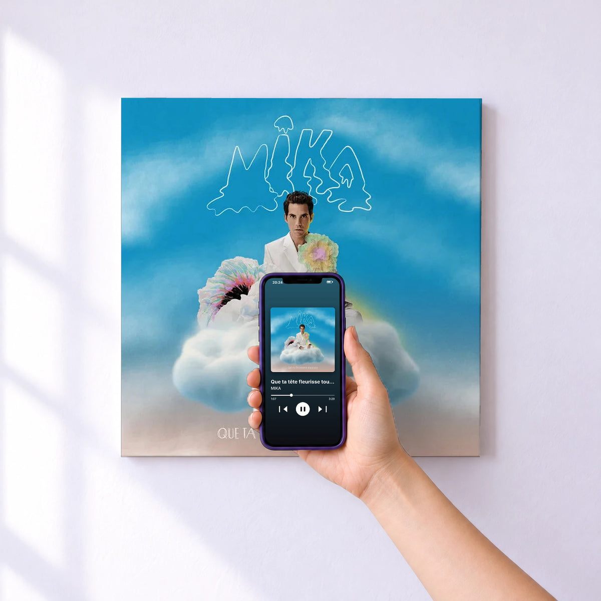 Affiche connectée Que ta tête fleurisse toujours de MIKA au mur : l'album se lance en approchant le téléphone