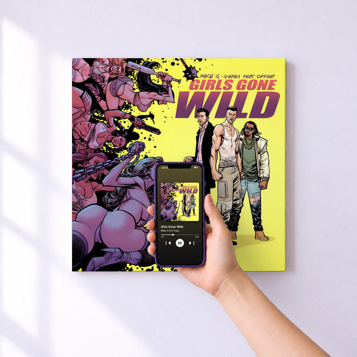 Affiche connectée Girls Gone Wild de Mike G & G-Eazy au mur : l'album se lance en approchant le téléphone