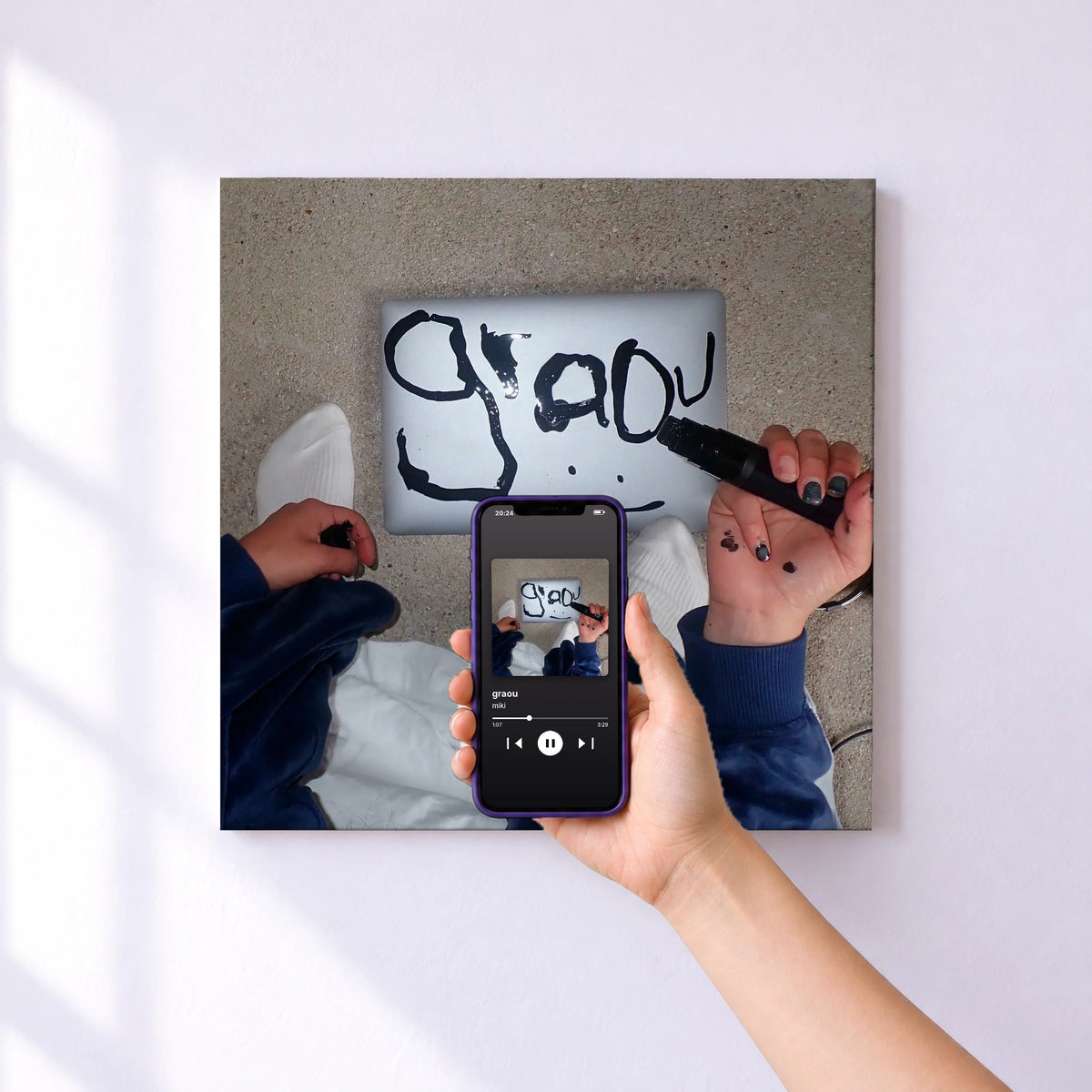 Affiche connectée graou de miki au mur : l'album se lance en approchant le téléphone