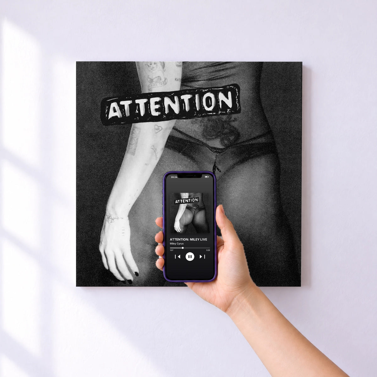 Affiche connectée ATTENTION: MILEY LIVE de Miley Cyrus au mur : l'album se lance en approchant le téléphone