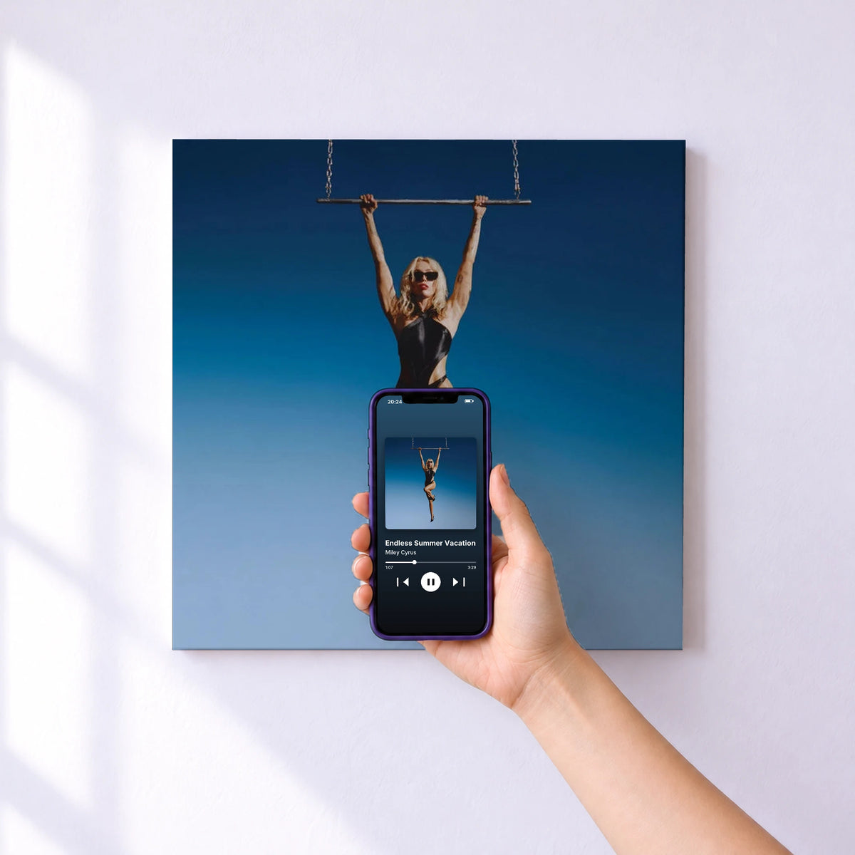 Affiche connectée Endless Summer Vacation de Miley Cyrus au mur : l'album se lance en approchant le téléphone