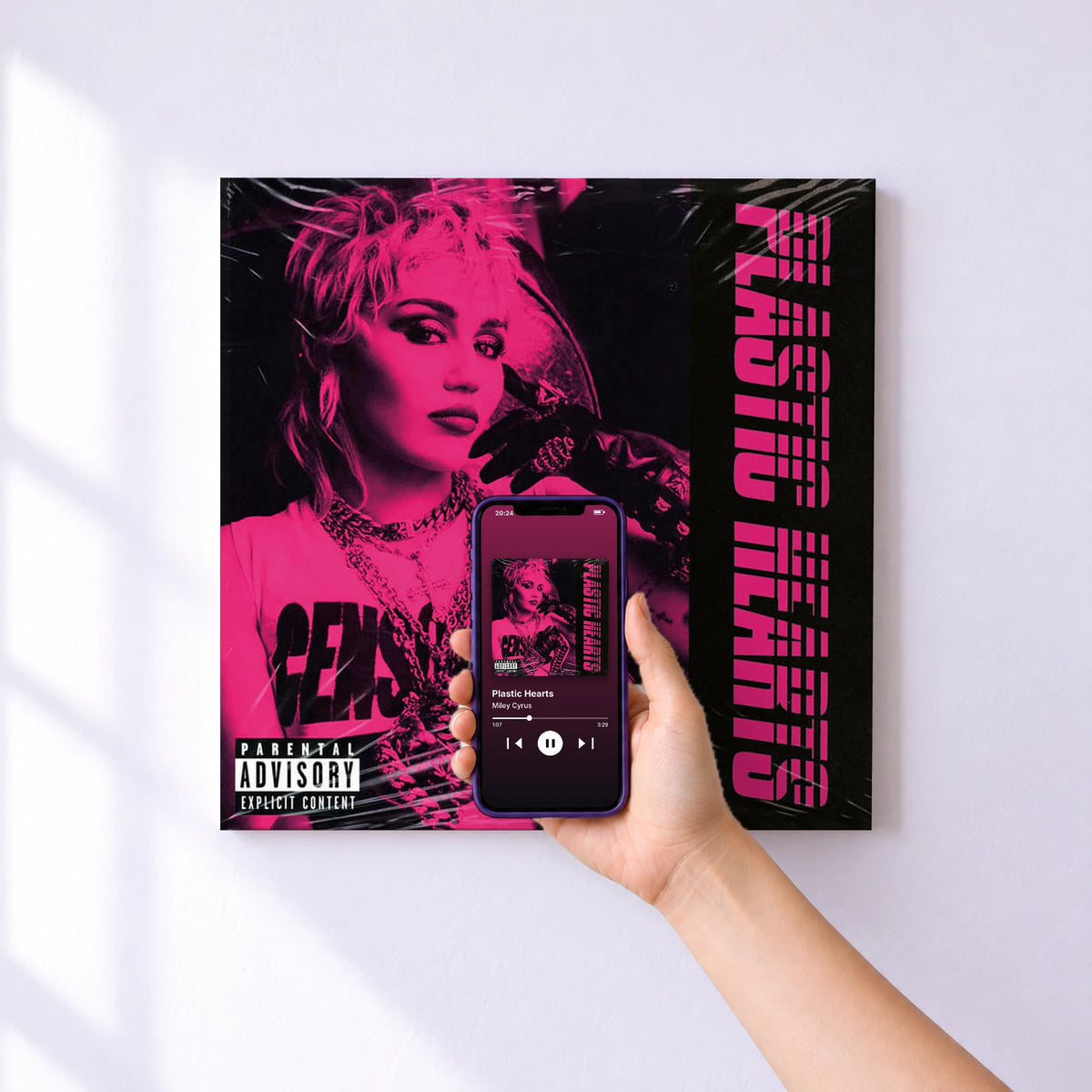 Affiche connectée Plastic Hearts de Miley Cyrus au mur : l'album se lance en approchant le téléphone