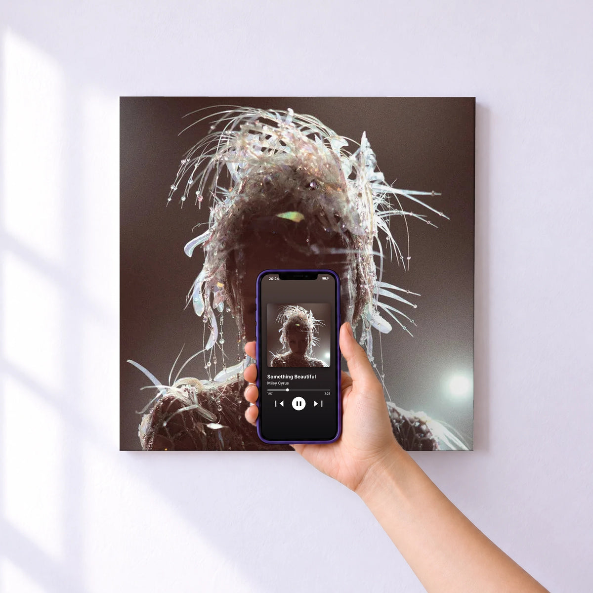Affiche connectée Something Beautiful de Miley Cyrus au mur : l'album se lance en approchant le téléphone