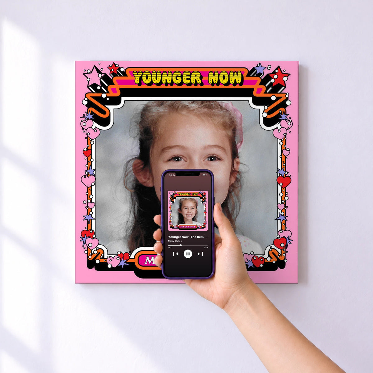 Affiche connectée Younger Now (The Remixes) de Miley Cyrus au mur : l'album se lance en approchant le téléphone