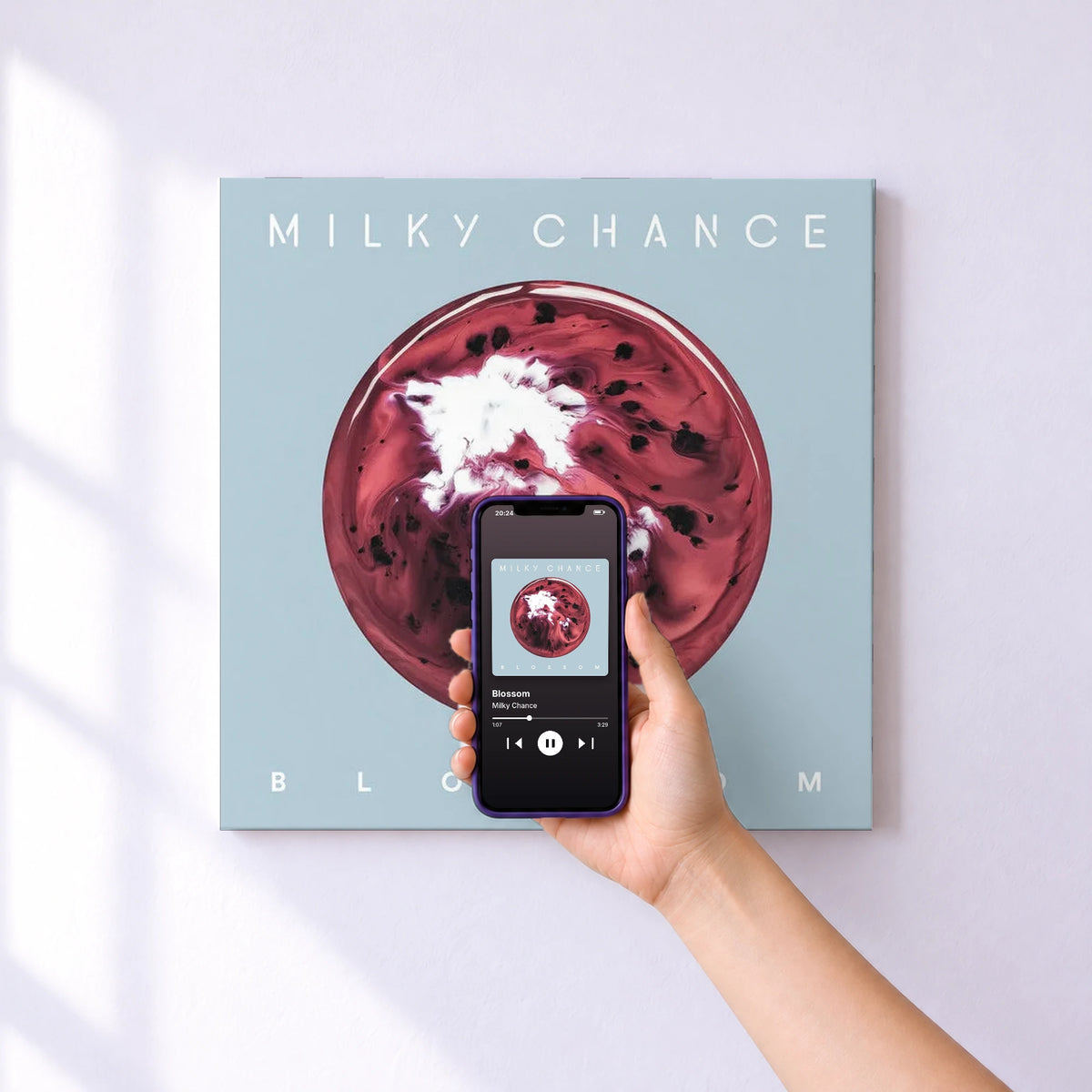 Affiche connectée Blossom de Milky Chance au mur : l'album se lance en approchant le téléphone