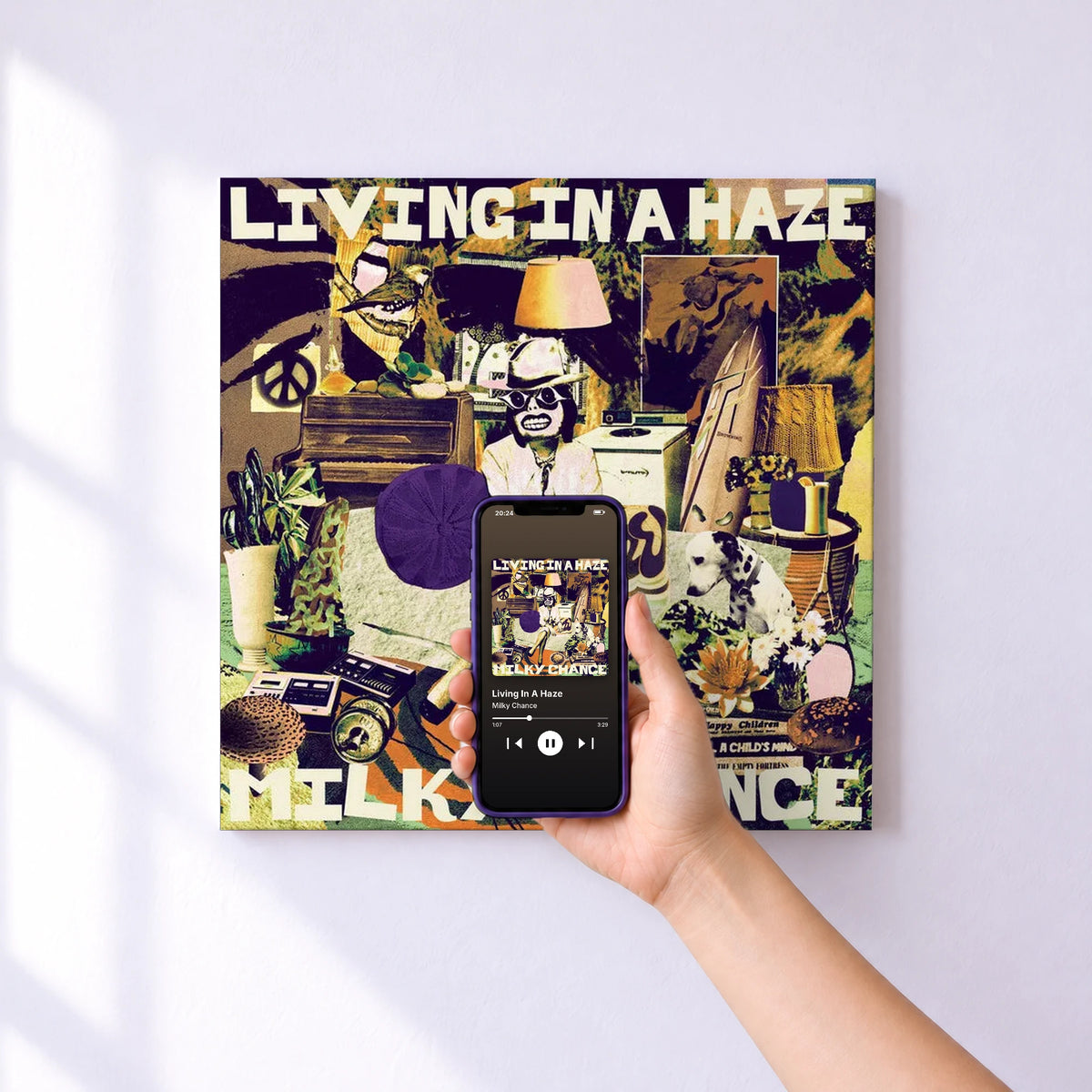 Affiche connectée Living In A Haze de Milky Chance au mur : l'album se lance en approchant le téléphone