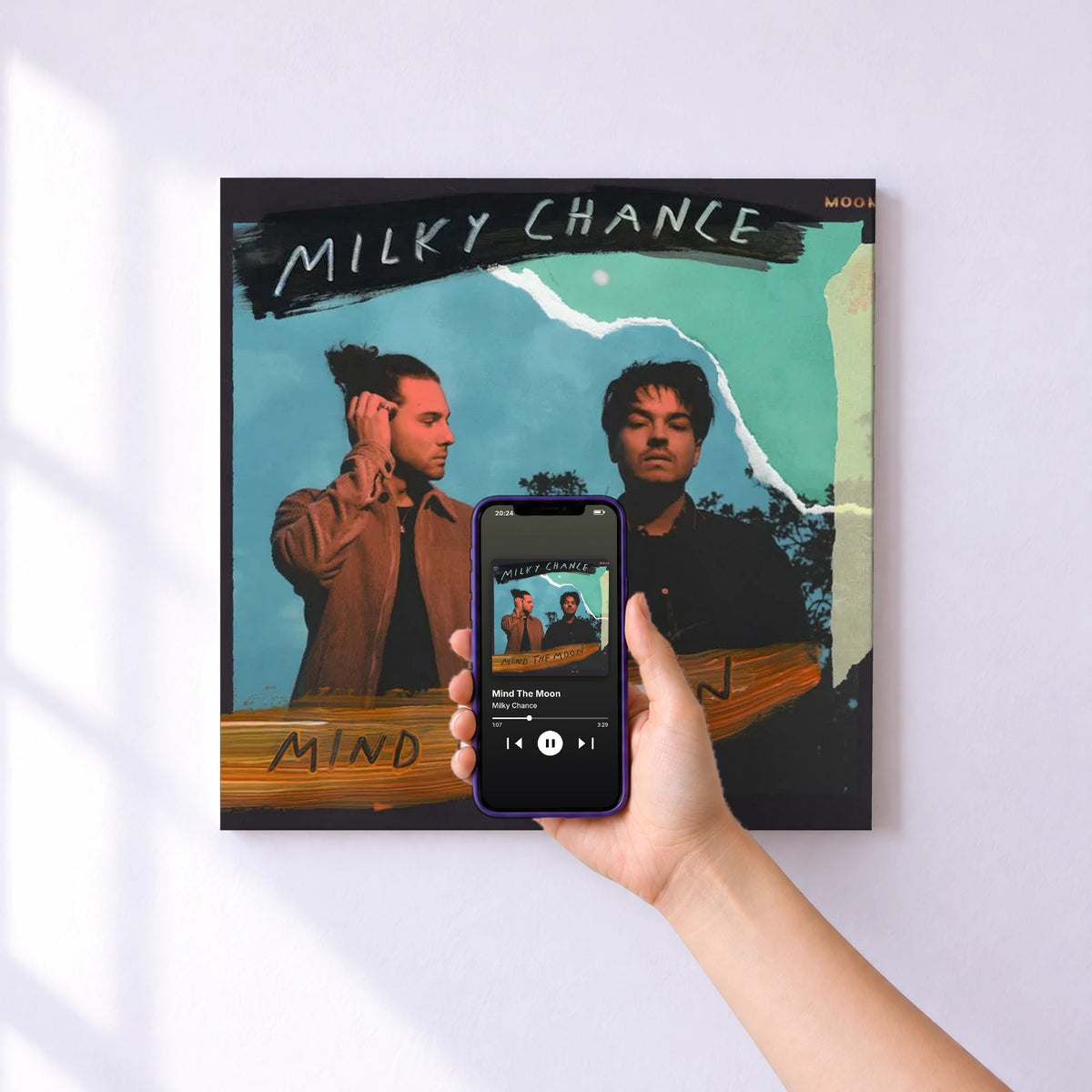 Affiche connectée Mind The Moon de Milky Chance au mur : l'album se lance en approchant le téléphone