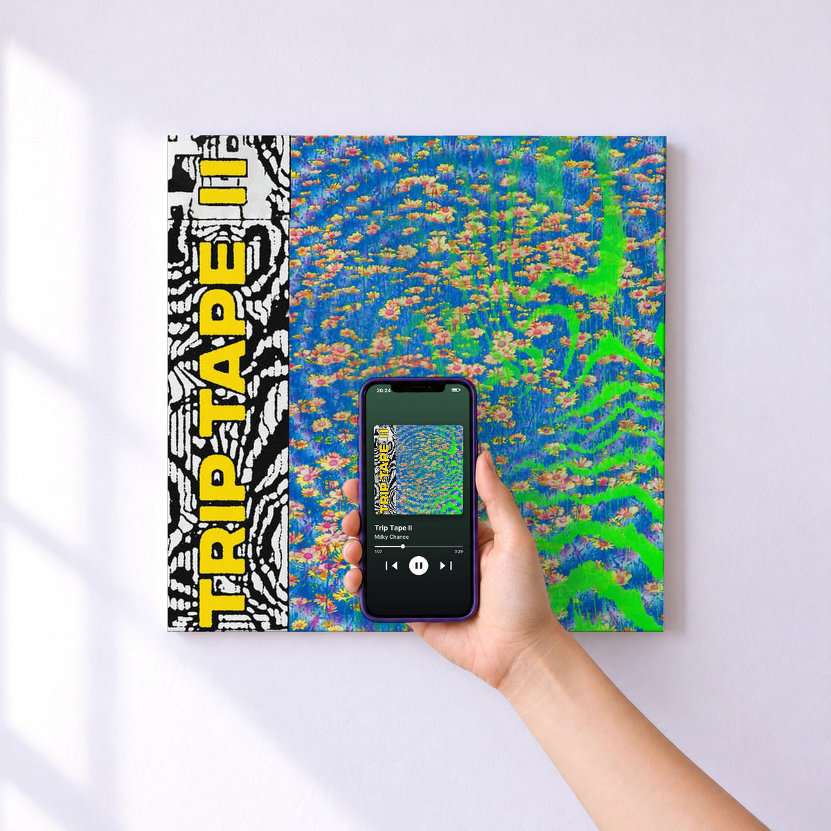 Affiche connectée Trip Tape II de Milky Chance au mur : l'album se lance en approchant le téléphone