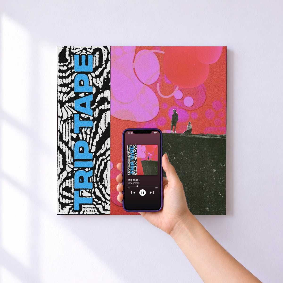 Affiche connectée Trip Tape de Milky Chance au mur : l'album se lance en approchant le téléphone