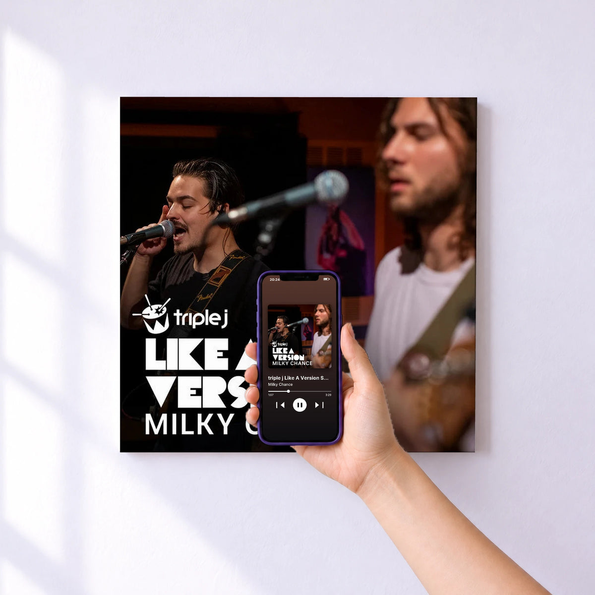 Affiche connectée triple j Like A Version Sessions de Milky Chance au mur : l'album se lance en approchant le téléphone