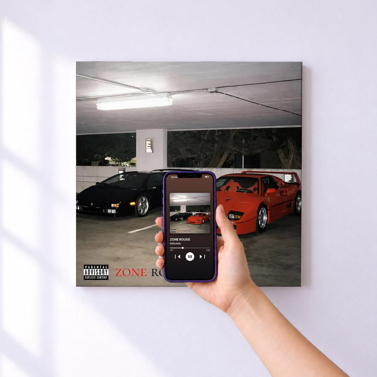 Affiche connectée ZONE ROUGE de MINUISKI au mur : l'album se lance en approchant le téléphone