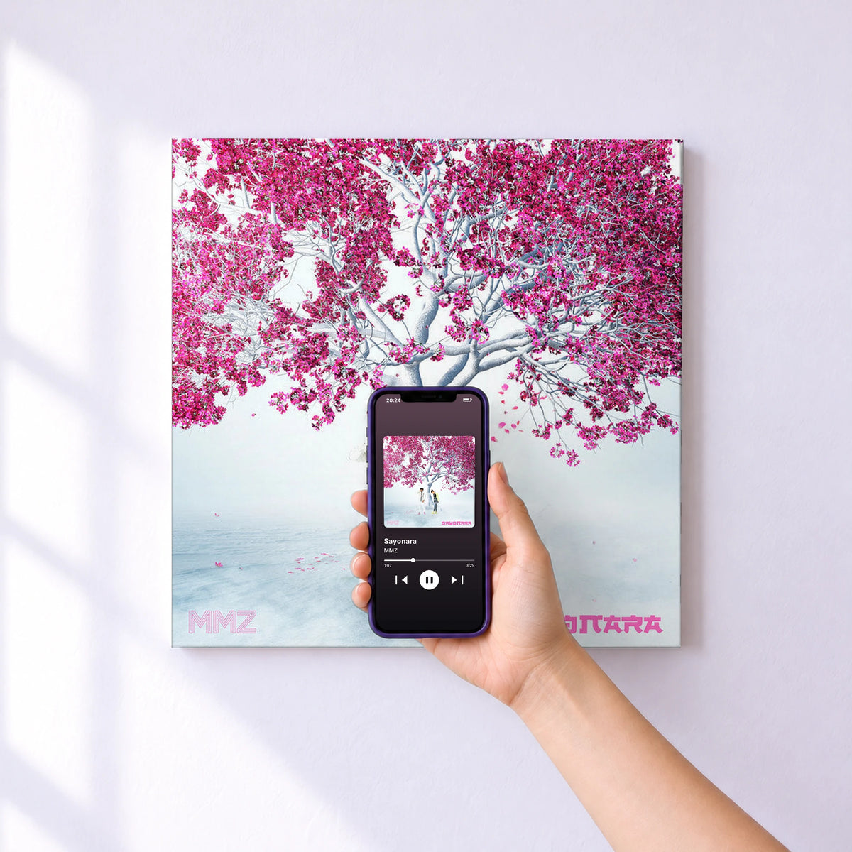 Affiche connectée Sayonara de MMZ au mur : l'album se lance en approchant le téléphone