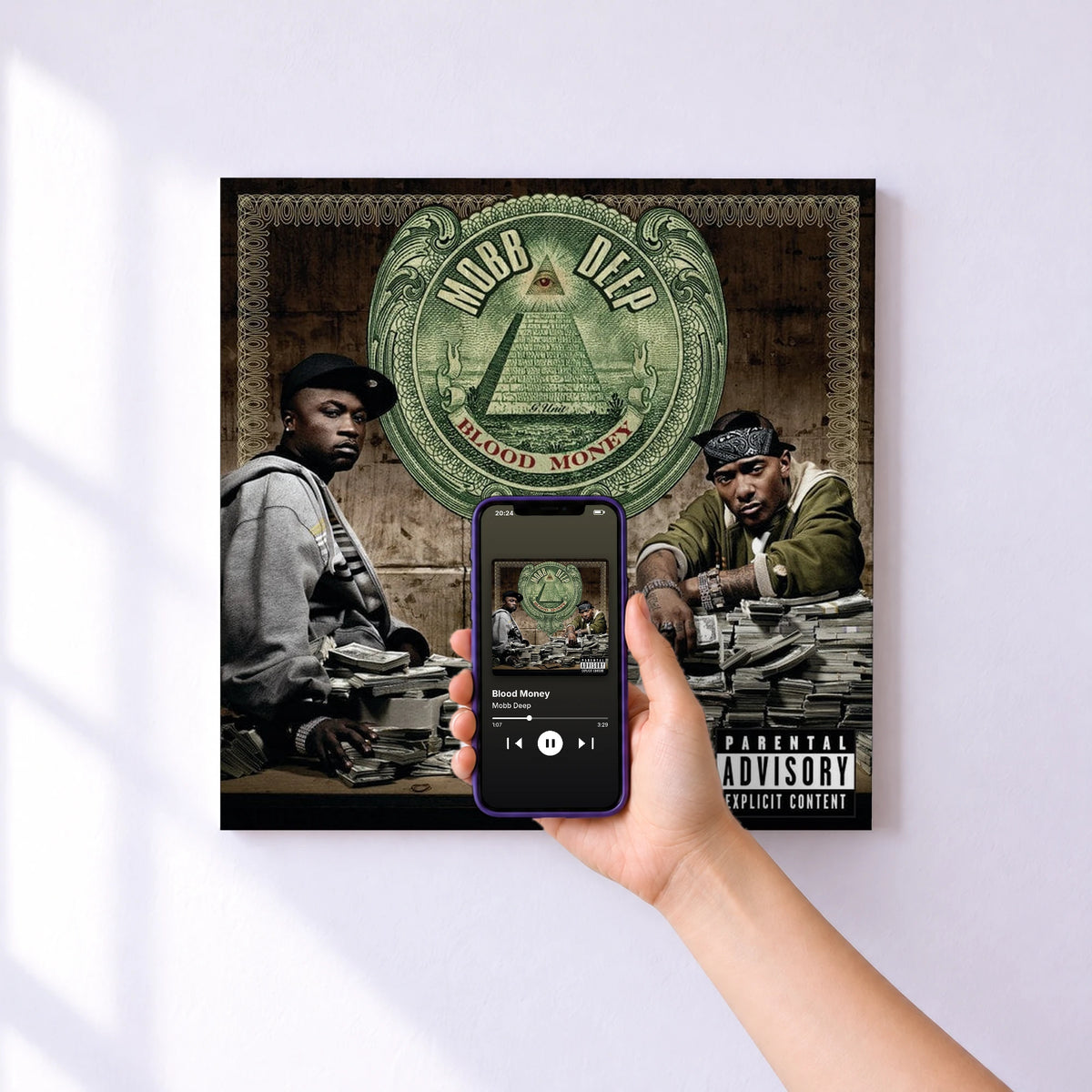 Affiche connectée Blood Money de Mobb Deep au mur : l'album se lance en approchant le téléphone