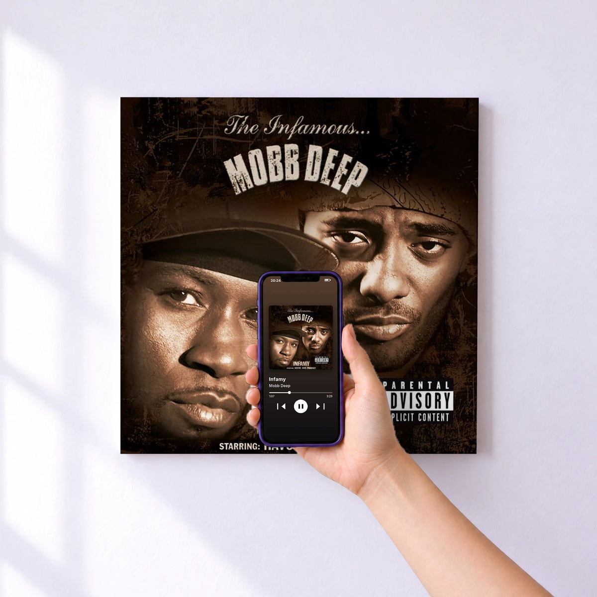 Affiche connectée Infamy de Mobb Deep au mur : l'album se lance en approchant le téléphone