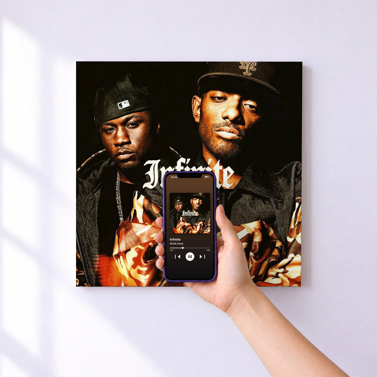 Affiche connectée Infinite de Mobb Deep au mur : l'album se lance en approchant le téléphone