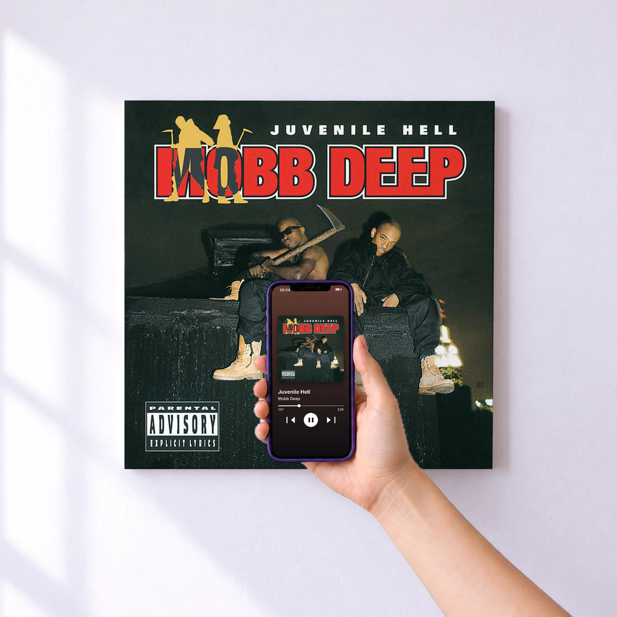 Affiche connectée Juvenile Hell de Mobb Deep au mur : l'album se lance en approchant le téléphone