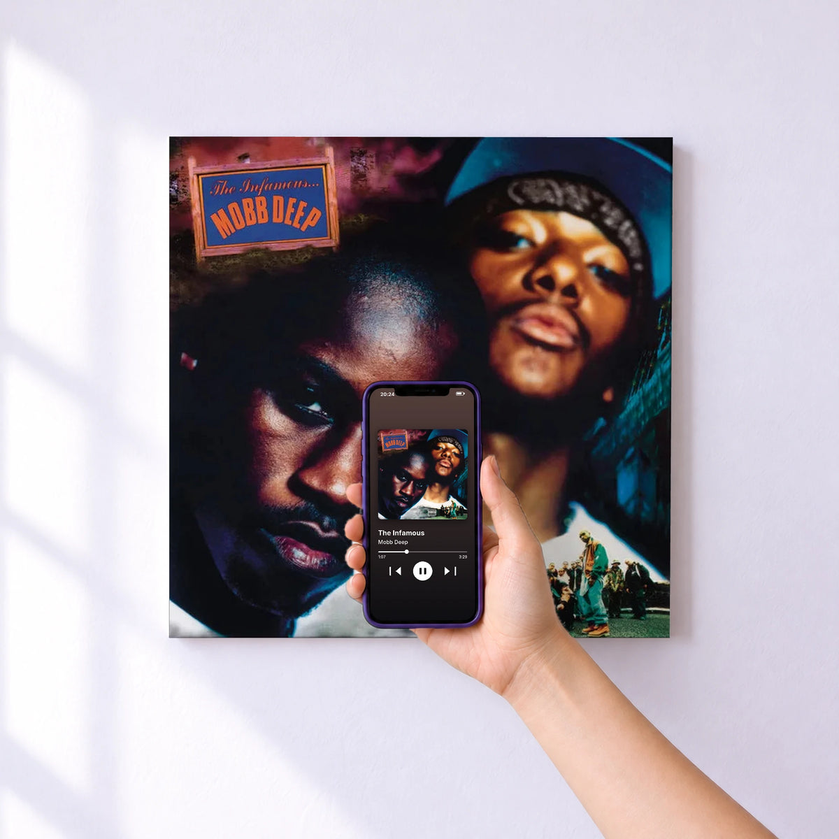 Affiche connectée The Infamous de Mobb Deep au mur : l'album se lance en approchant le téléphone