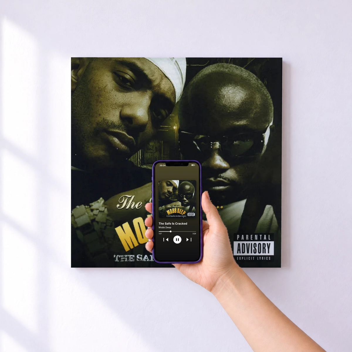 Affiche connectée The Safe Is Cracked de Mobb Deep au mur : l'album se lance en approchant le téléphone