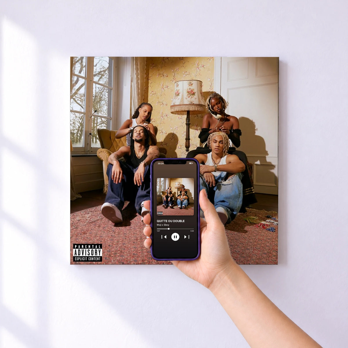 Affiche connectée QUITTE OU DOUBLE de Moji x Sboy au mur : l'album se lance en approchant le téléphone