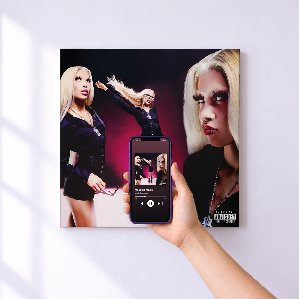 Affiche connectée Masonic Musik de Molly Santana au mur : l'album se lance en approchant le téléphone