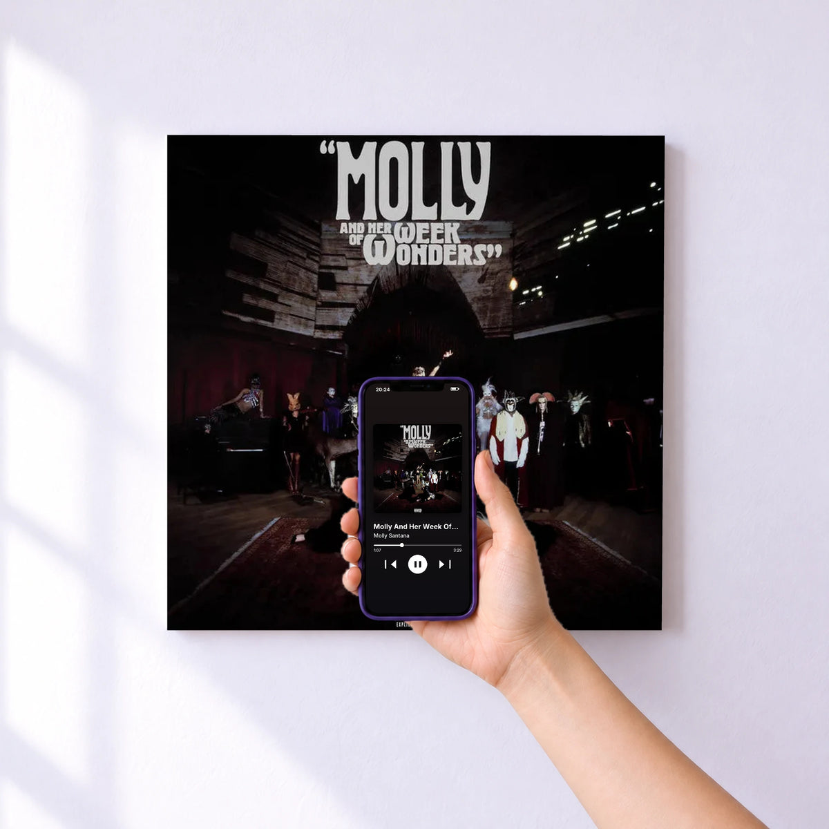 Affiche connectée Molly And Her Week Of Wonders (Deluxe) de Molly Santana au mur : l'album se lance en approchant le téléphone