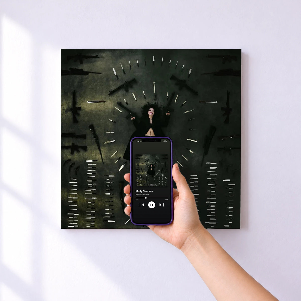 Affiche connectée Molly Santana de Molly Santana au mur : l'album se lance en approchant le téléphone