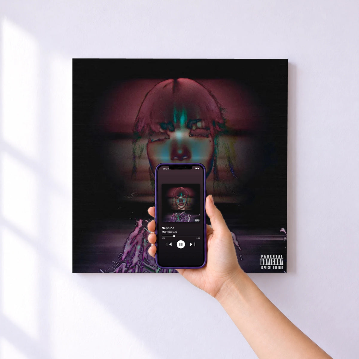 Affiche connectée Neptune de Molly Santana au mur : l'album se lance en approchant le téléphone
