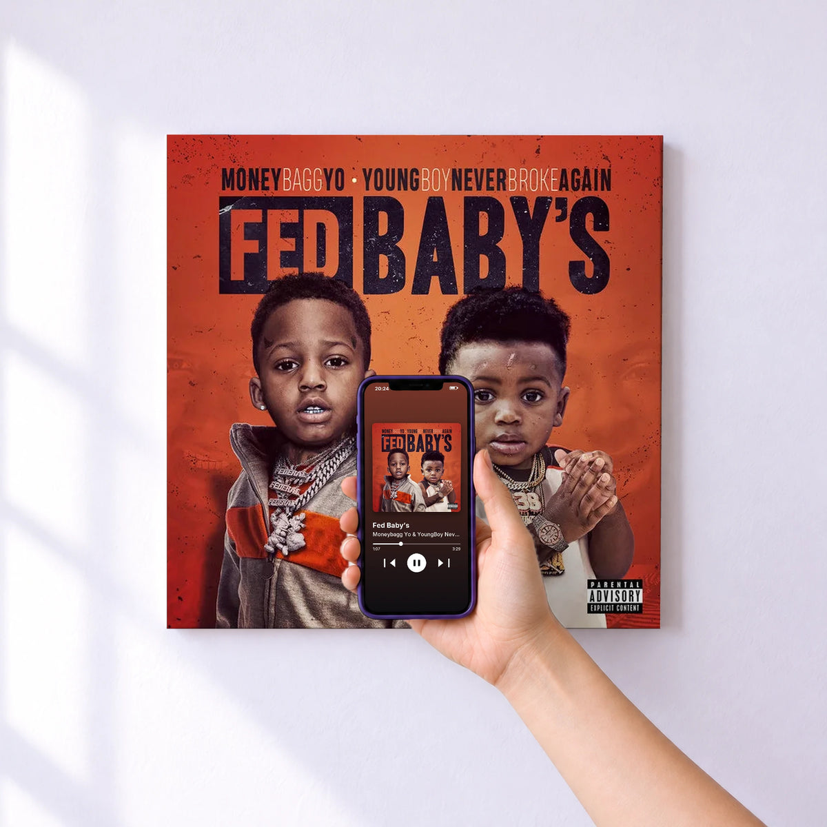 Affiche connectée Fed Baby’s de Moneybagg Yo & YoungBoy Never Broke Again au mur : l'album se lance en approchant le téléphone