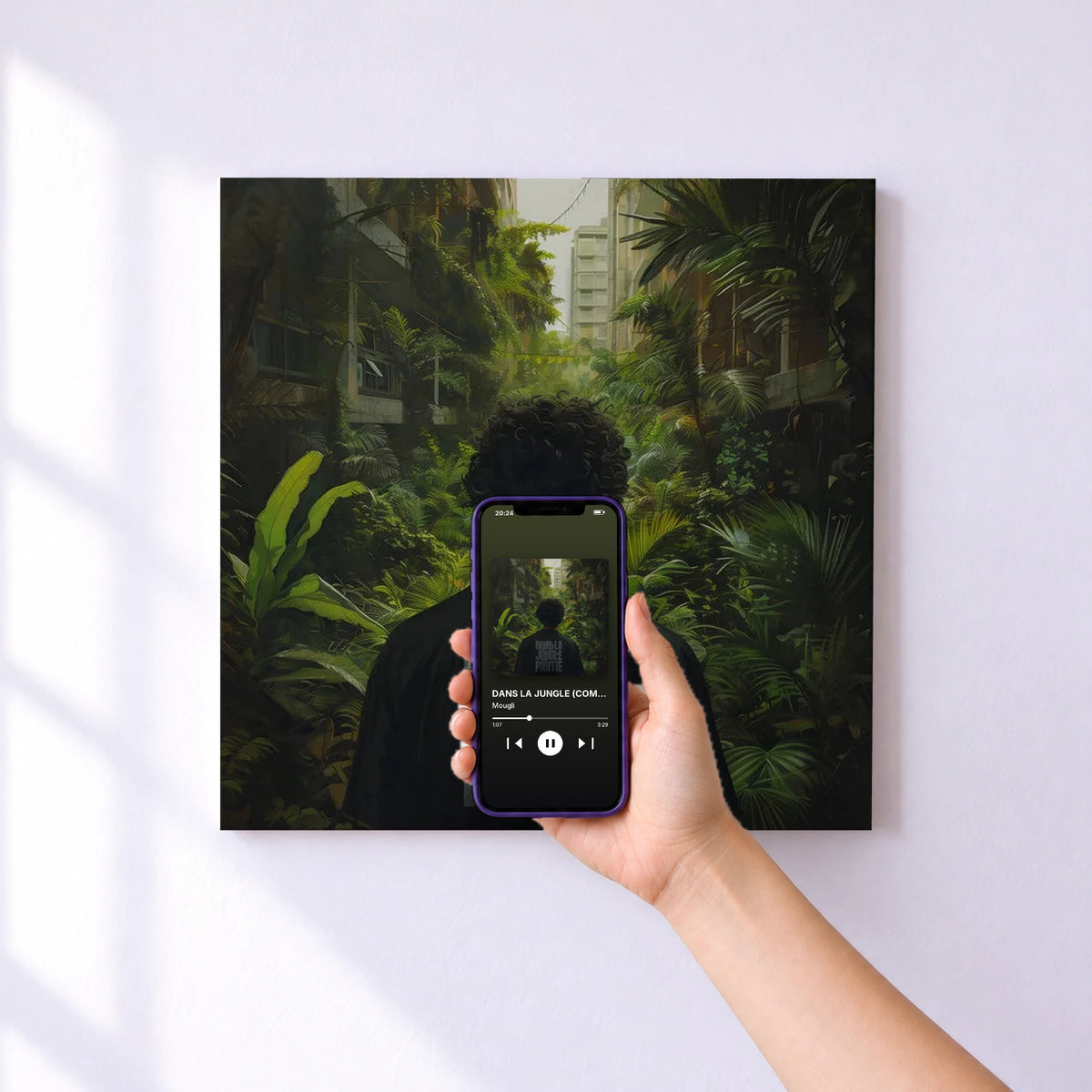Affiche connectée DANS LA JUNGLE (COMPLET) de Mougli au mur : l'album se lance en approchant le téléphone