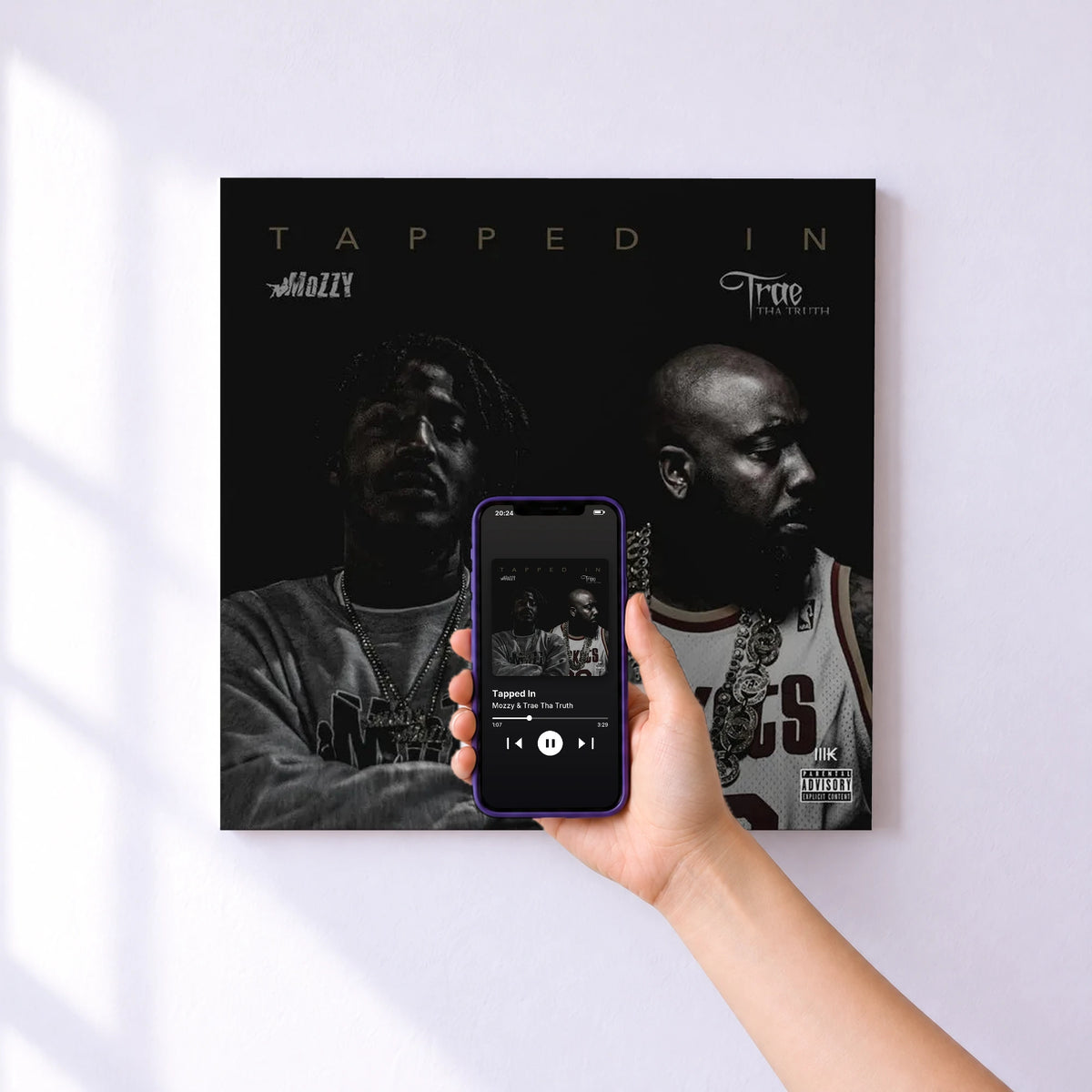 Affiche connectée Tapped In de Mozzy & Trae Tha Truth au mur : l'album se lance en approchant le téléphone