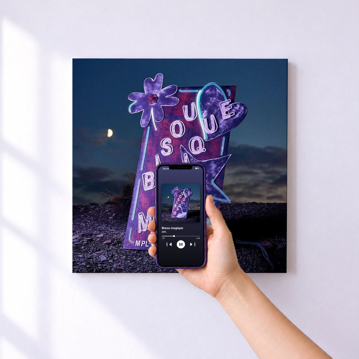 Affiche connectée Bisou magique de MPL au mur : l'album se lance en approchant le téléphone