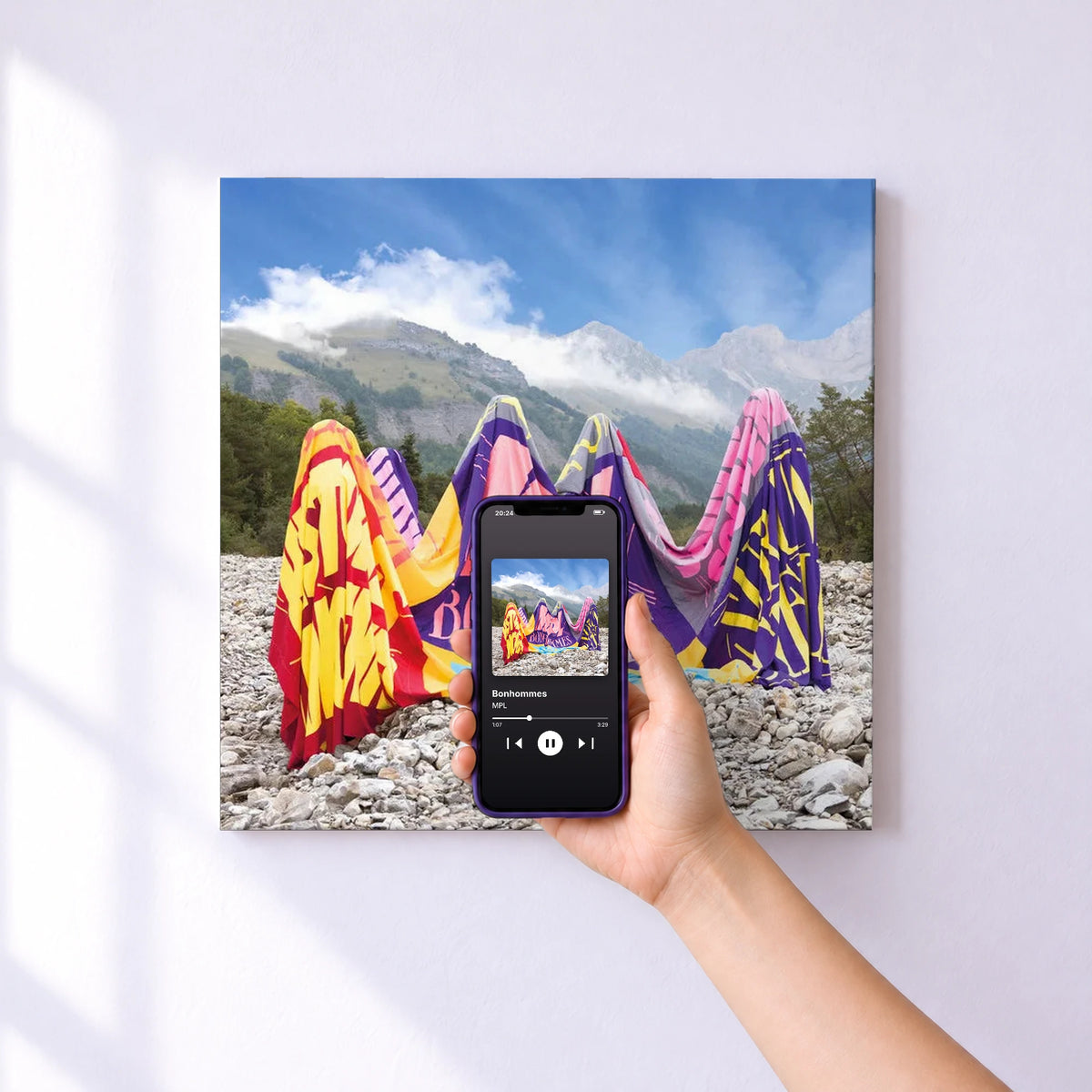 Affiche connectée Bonhommes de MPL au mur : l'album se lance en approchant le téléphone