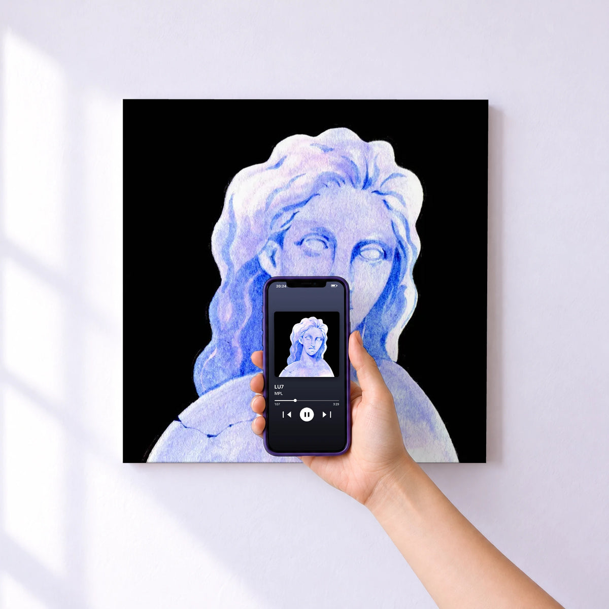 Affiche connectée LU7 de MPL au mur : l'album se lance en approchant le téléphone