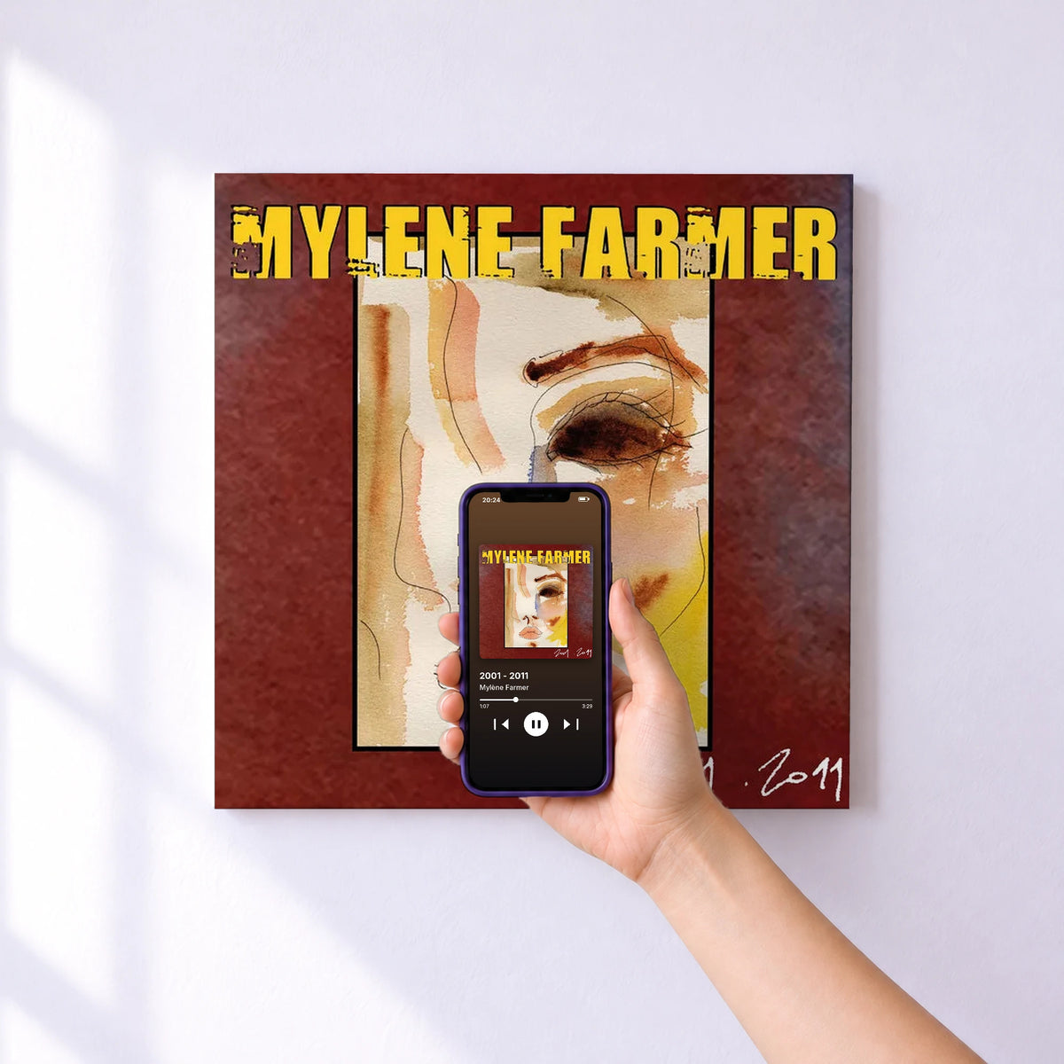 Affiche connectée 2001 - 2011 de Mylène Farmer au mur : l'album se lance en approchant le téléphone