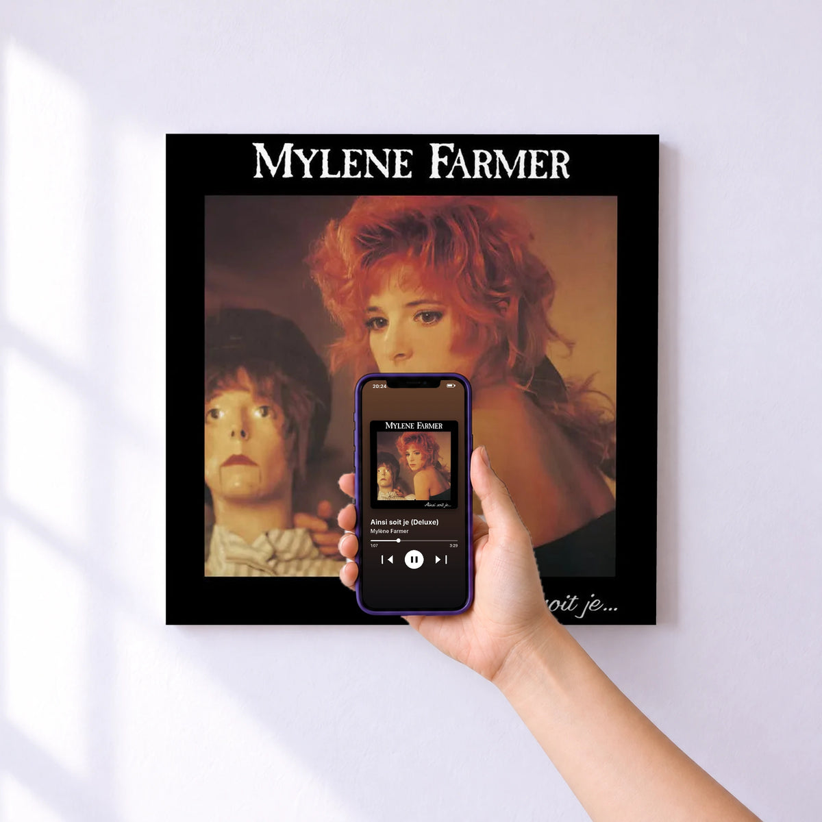 Affiche connectée Ainsi soit je (Deluxe) de Mylène Farmer au mur : l'album se lance en approchant le téléphone