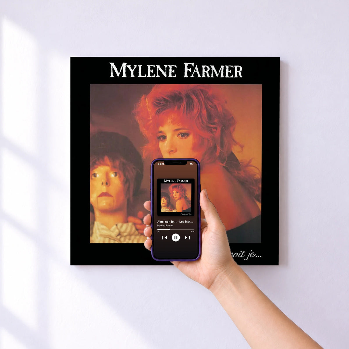 Affiche connectée Ainsi soit je... - Les instrumentaux de Mylène Farmer au mur : l'album se lance en approchant le téléphone