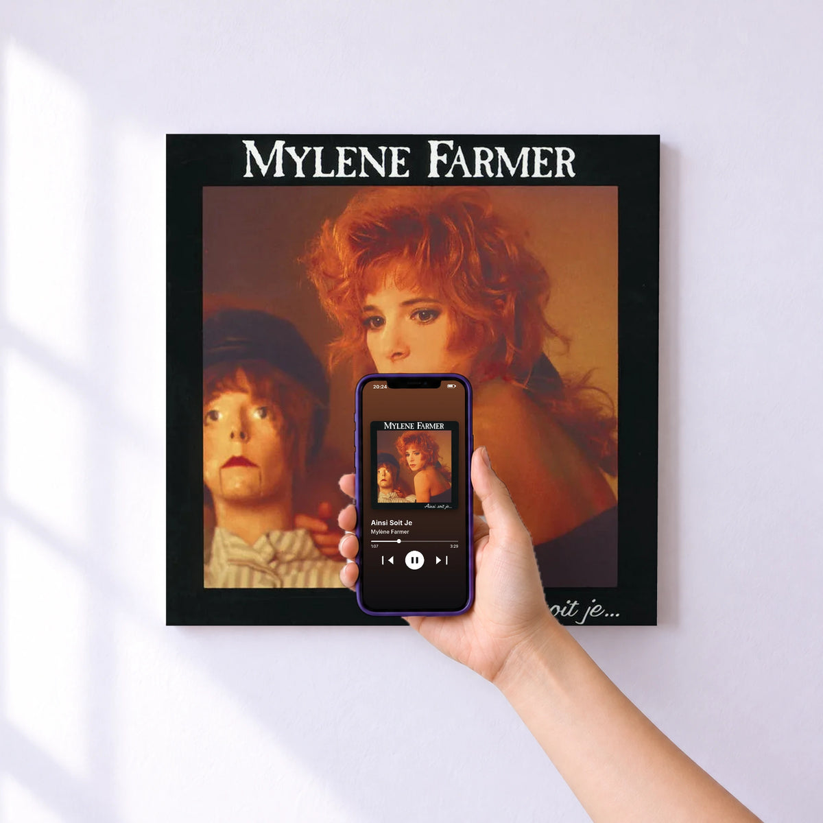 Affiche connectée Ainsi Soit Je de Mylène Farmer au mur : l'album se lance en approchant le téléphone