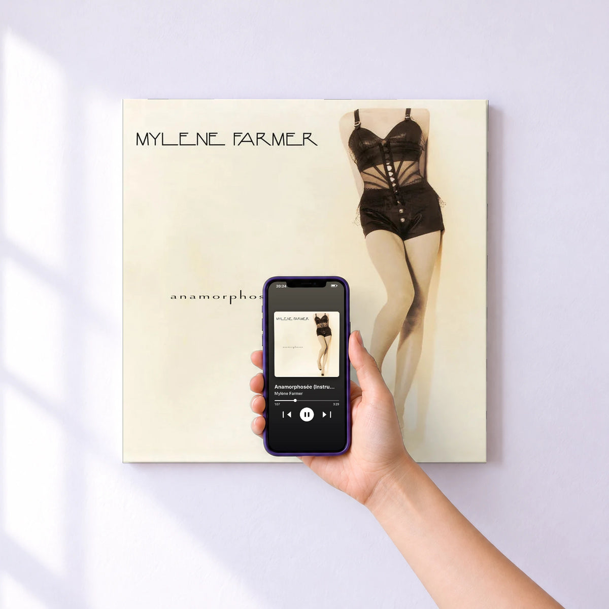 Affiche connectée Anamorphosée (Instrumental Version) de Mylène Farmer au mur : l'album se lance en approchant le téléphone