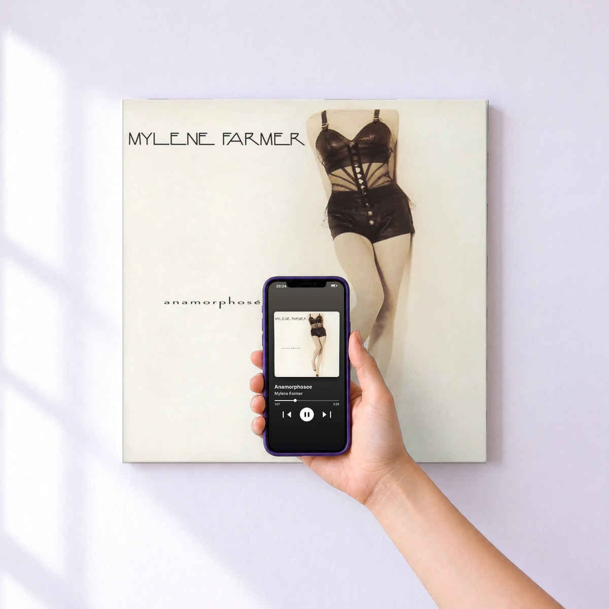 Affiche connectée Anamorphosee de Mylène Farmer au mur : l'album se lance en approchant le téléphone