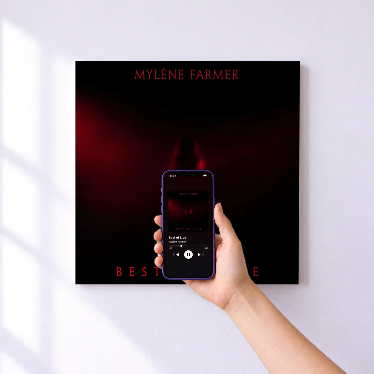 Affiche connectée Best of Live de Mylène Farmer au mur : l'album se lance en approchant le téléphone
