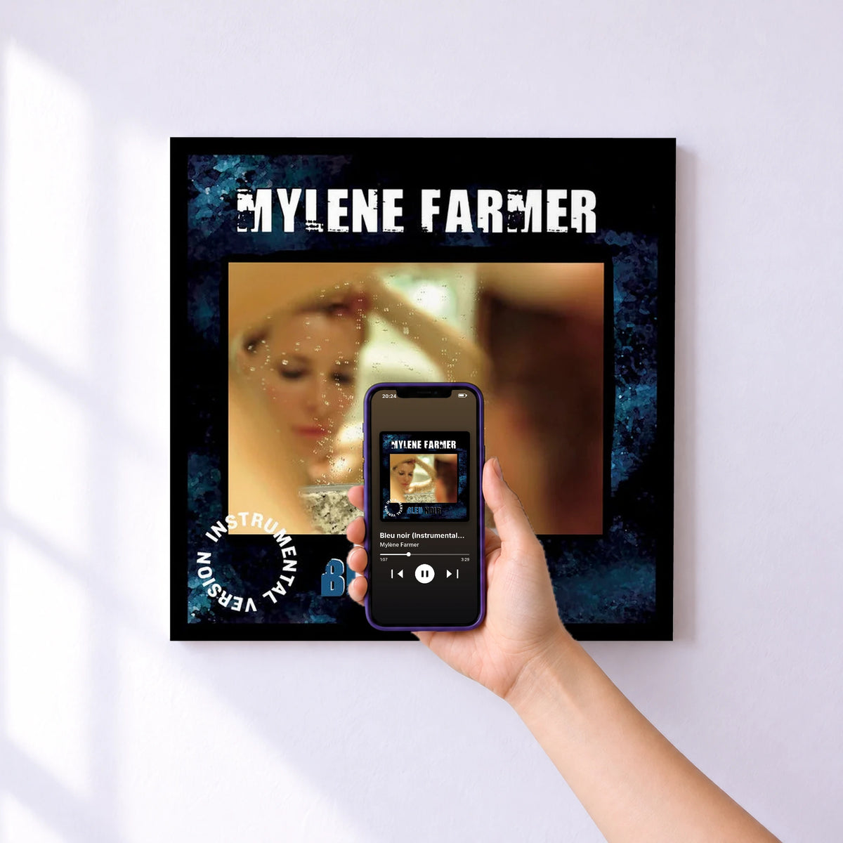 Affiche connectée Bleu noir (Instrumental Version) de Mylène Farmer au mur : l'album se lance en approchant le téléphone
