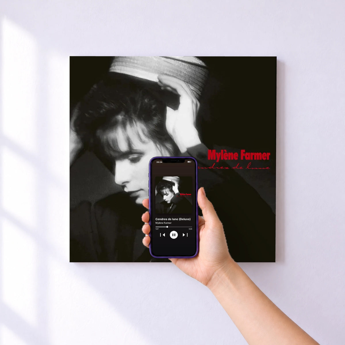 Affiche connectée Cendres de lune (Deluxe) de Mylène Farmer au mur : l'album se lance en approchant le téléphone